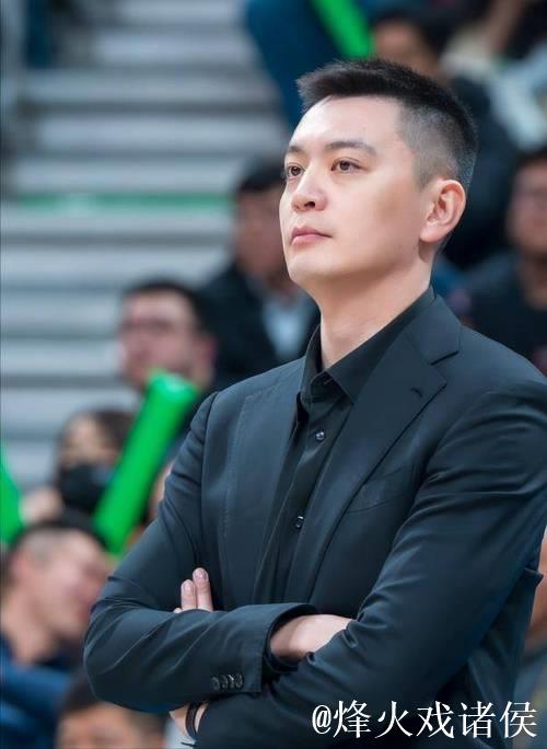 辽宁大胜广厦！杨鸣赛后采访不贪功，发言大气又真诚，点名李晓旭