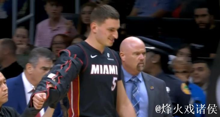 约维奇扣篮被犯规平摔落地，手肘受伤已被护臂包裹离场治疗